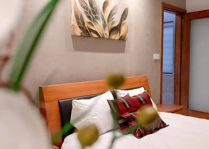 Stylish Corner Maisonette - Sunflower