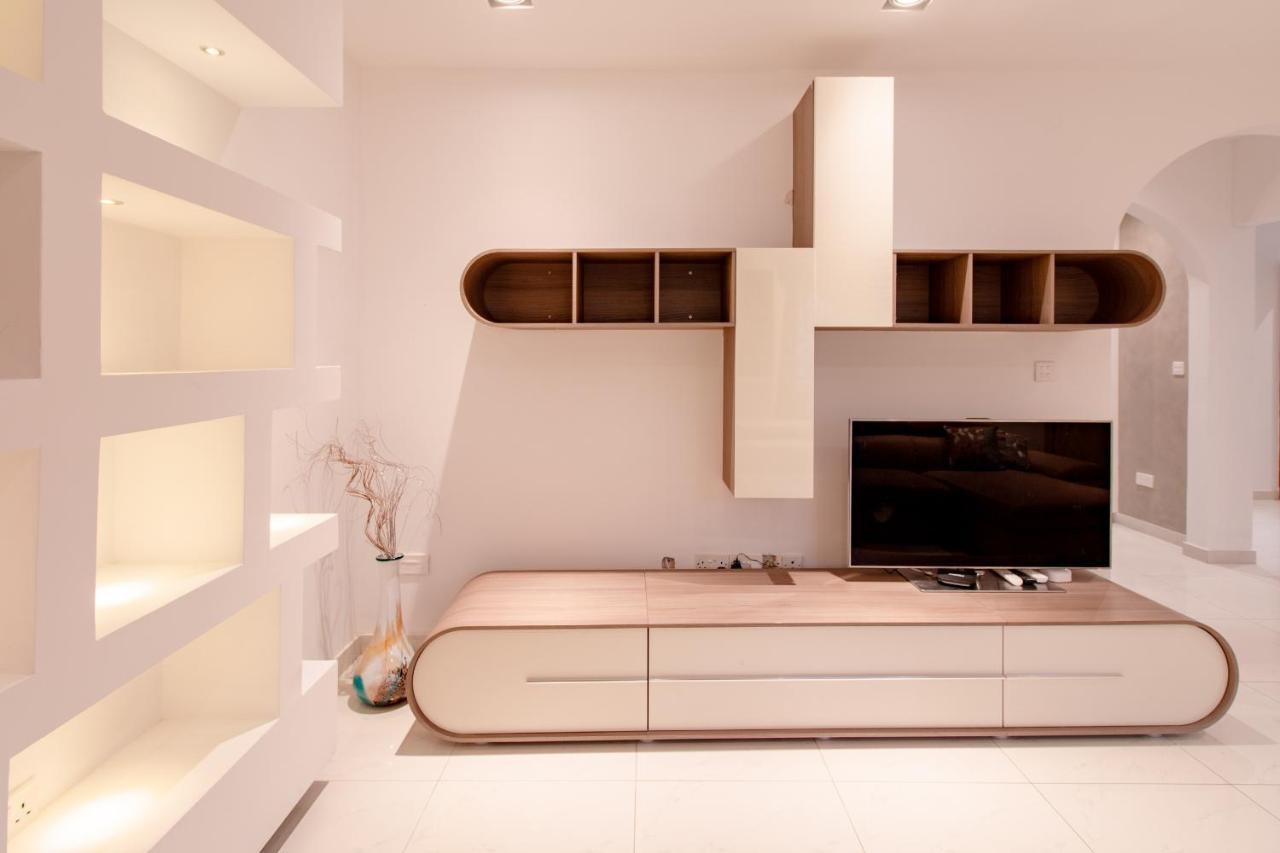 Stylish Corner Maisonette - Sunflower بيركيركارا