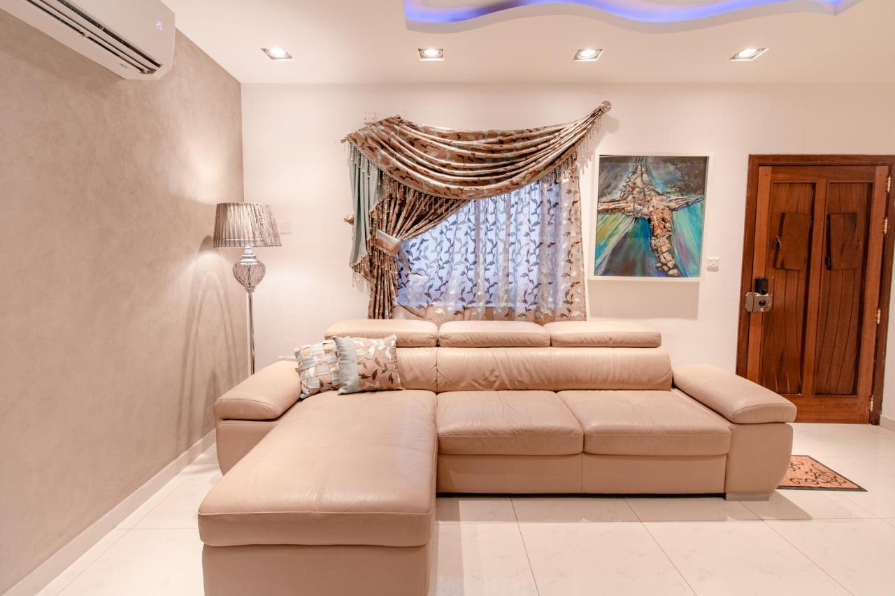 Stylish Corner Maisonette - Sunflower *