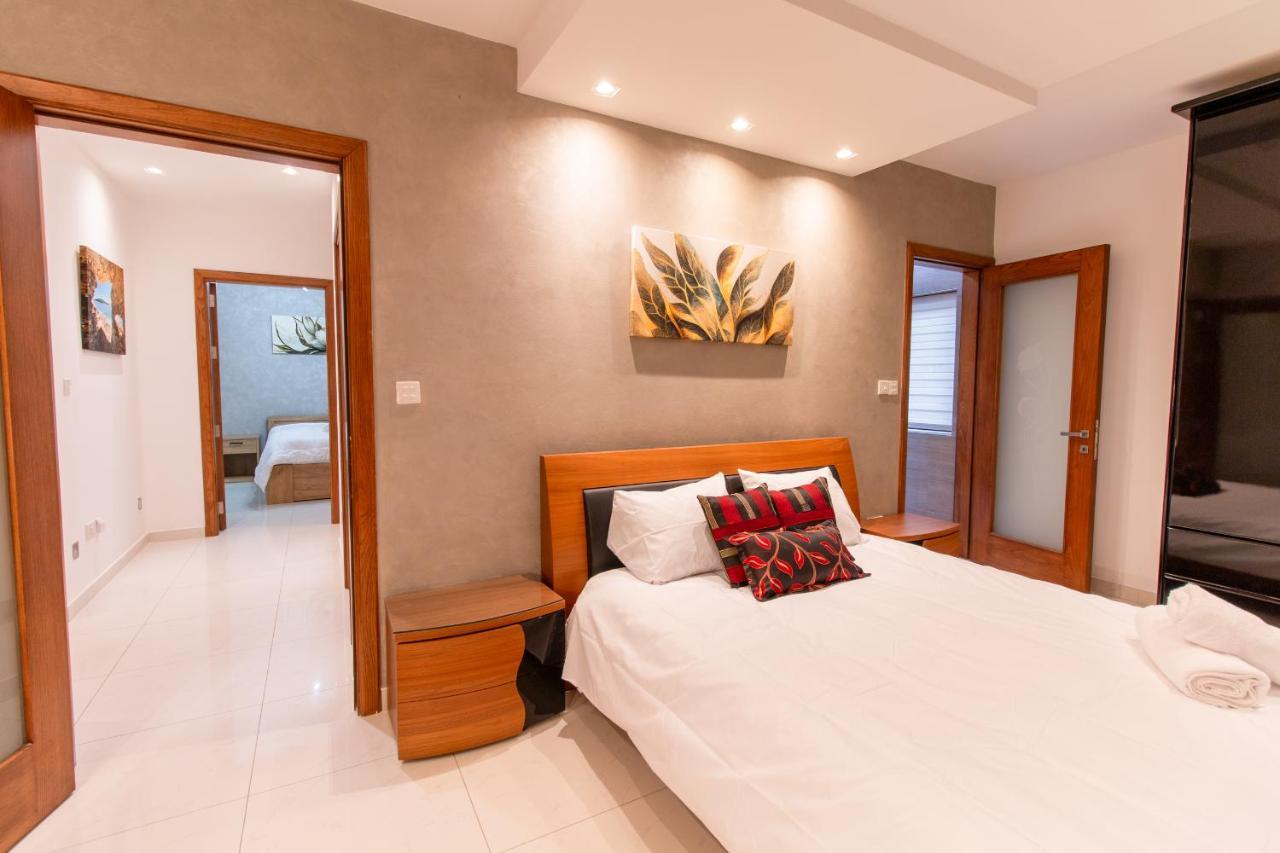 Stylish Corner Maisonette - Sunflower *