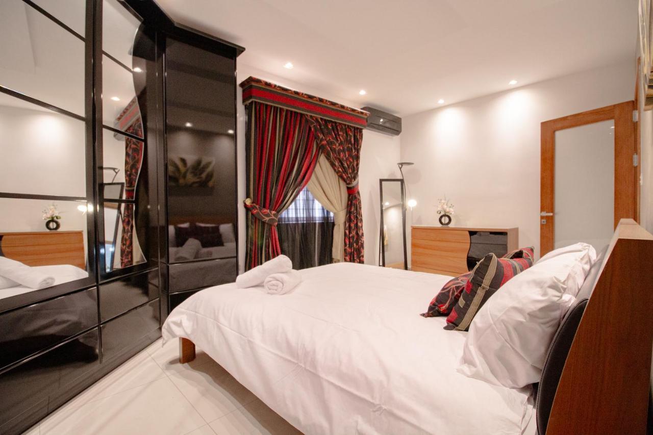 Stylish Corner Maisonette - Sunflower *